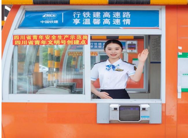 小白会客厅丨 胡佳丽:高速路上的追光者(图) 小白会客厅丨 胡佳丽:高速路上的追光者(图)