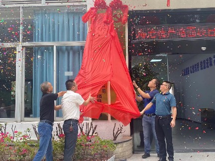 海沧疏港通道与芦澳路(马青路—翁角路段)沥青路面及剩余附属工程项目举办揭牌仪式1.doc.png 海沧疏港通道与芦澳路(马青路—翁角路段)沥青路面及剩余附属工程项目经理部举行揭牌仪式(图1)