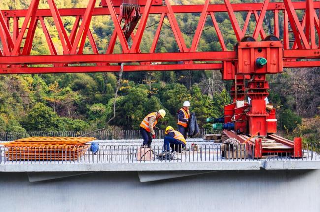 萍乡绕城高速公路国道319线跨线特大桥实现全幅贯通(图) 萍乡绕城高速公路国道319线跨线特大桥实现全幅贯通(图)