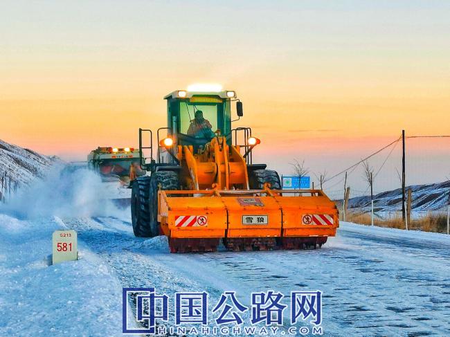 1766561747461837.jpg 【40】《与朝阳共舞的公路人》.jpg