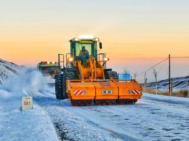 摄影月赛丨19-与朝阳共舞的公路人（图）