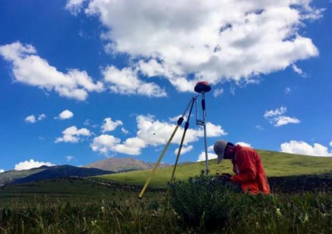 摄影月赛丨12-草原上的交通建设者（图）