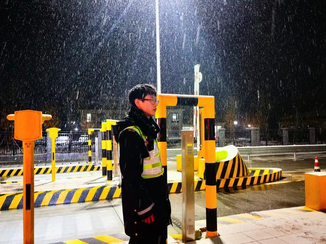 摄影月赛丨11-雪夜不眠，为路护航（图）