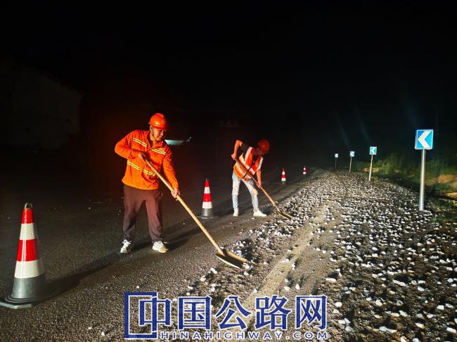 【27】《深夜清障人：为路面“除险”护通行》.jpg