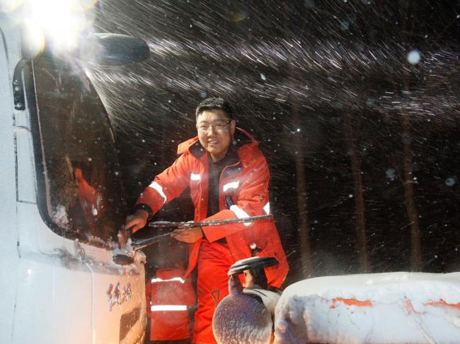 摄影月赛丨8-橘衣映雪，夜暖归程（图）