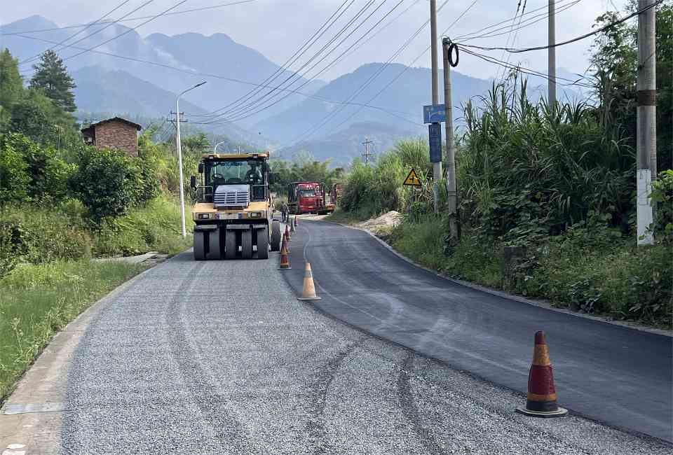 3.jpg 大成集团“抗裂复合封层”试验段顺利完成(图1)