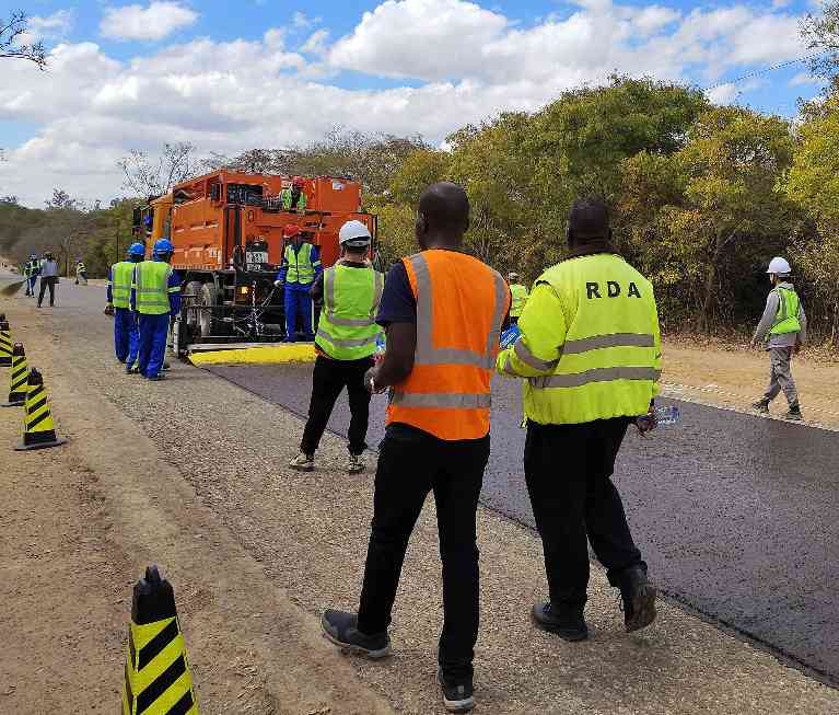 5(1).jpg 赞比亚微表施工第一铺,薄层养护工艺走向非洲!(图3)