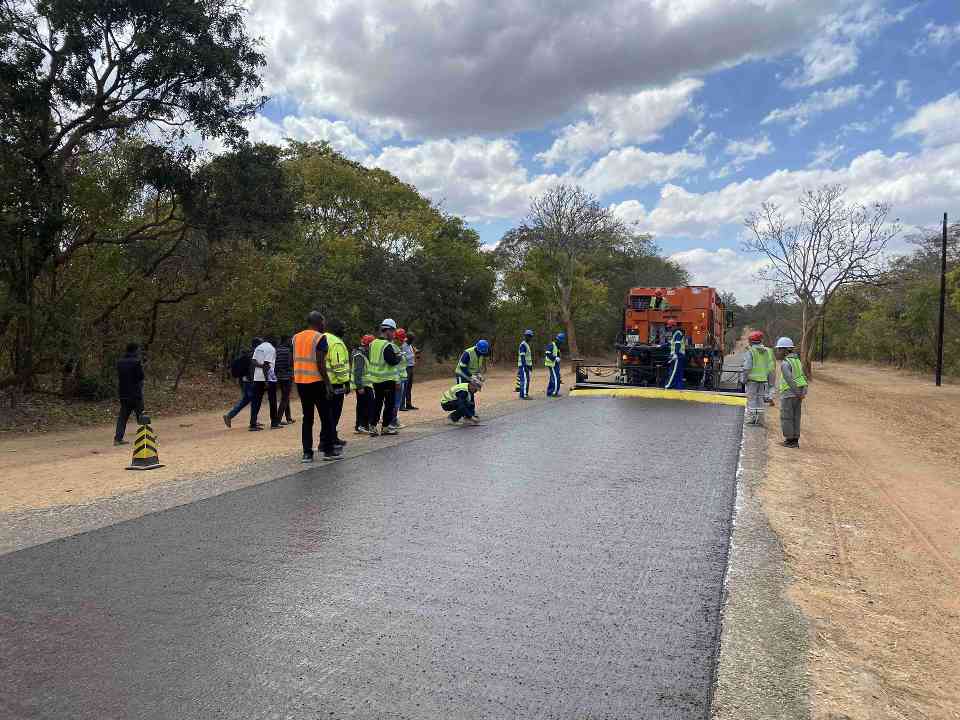 1.jpg 赞比亚微表施工第一铺,薄层养护工艺走向非洲!(图1)