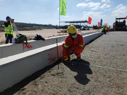 5.2.png 翔安机场高速路面合同段水泥稳定碎石底基层试验段顺利摊铺(图4)