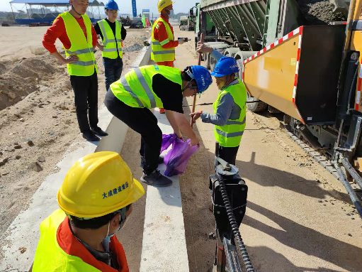 6.1.png 翔安机场高速路面合同段水泥稳定碎石底基层试验段顺利摊铺(图7)