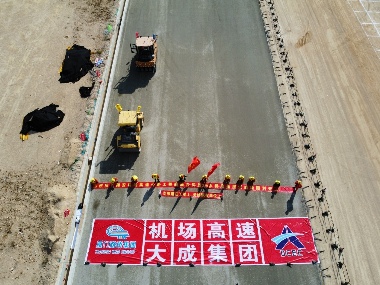 翔安机场高速路面合同段水泥稳定碎石底基层试验段顺利摊铺(图1) 翔安机场高速路面合同段水泥稳定碎石底基层试验段顺利摊铺(图1)