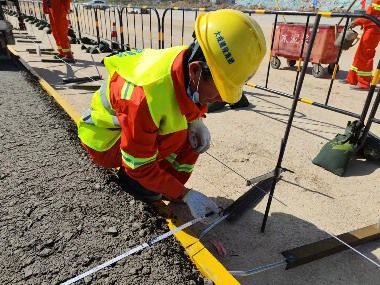 5.3.png 翔安机场高速路面合同段水泥稳定碎石底基层试验段顺利摊铺(图5)