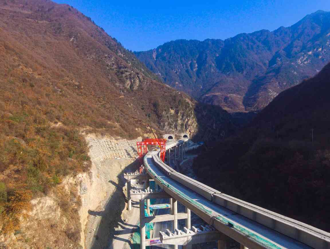 特大桥左幅贯通(1).jpg “拼搏150天,全力冲刺年度目标”劳动竞赛活动圆满结束(图18)