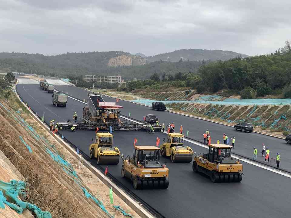 <4M.jpg 翔安机场高速公路项目AC-20C试验段顺利摊铺(图1)