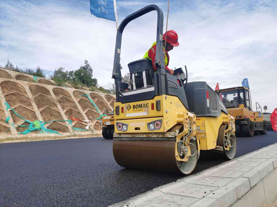 小型双钢轮压路机对结构层边角处进行压实,保证边部压实度.jpg 翔安机场高速公路项目AC-20C试验段顺利摊铺(图2)