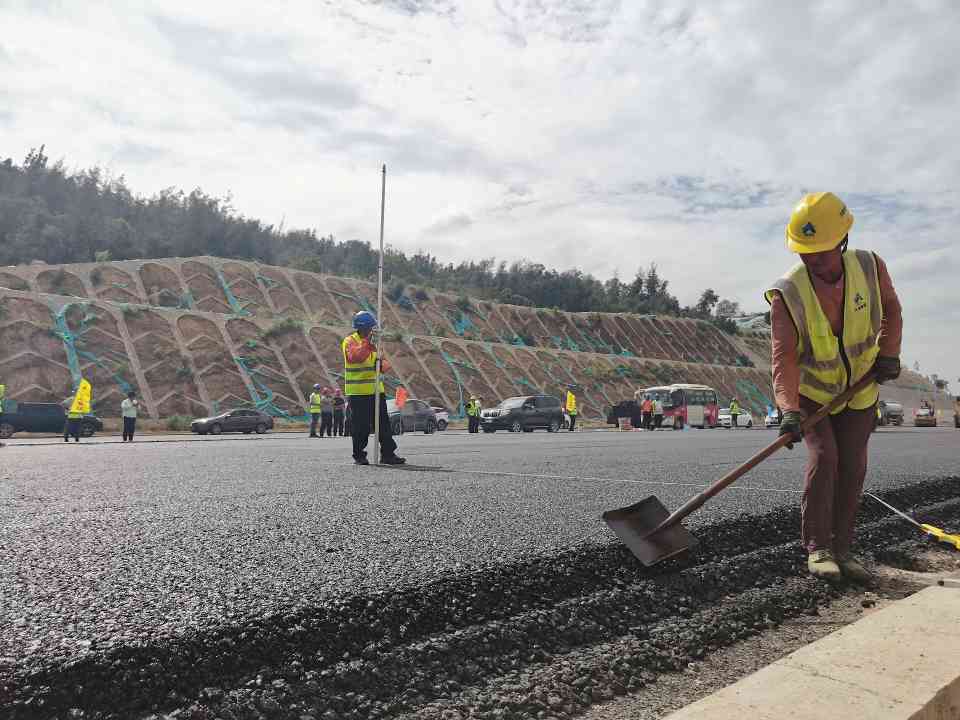 人工及时对边部拍实.jpg 翔安机场高速公路项目AC-20C试验段顺利摊铺(图4)
