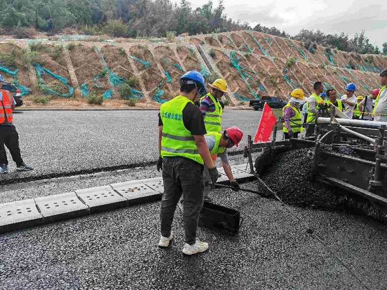 2.jpg 翔安机场高速公路项目AC-20C试验段顺利摊铺(图6)