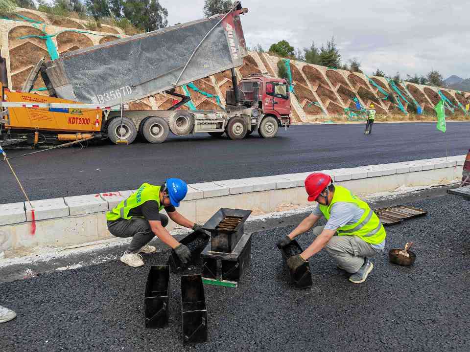 1.jpg 翔安机场高速公路项目AC-20C试验段顺利摊铺(图5)