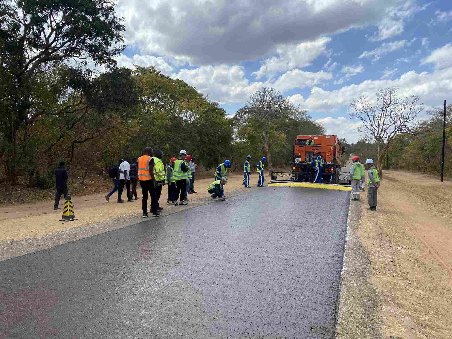 赞比亚微表施工第一铺，薄层养护工艺走向非洲！(图1)