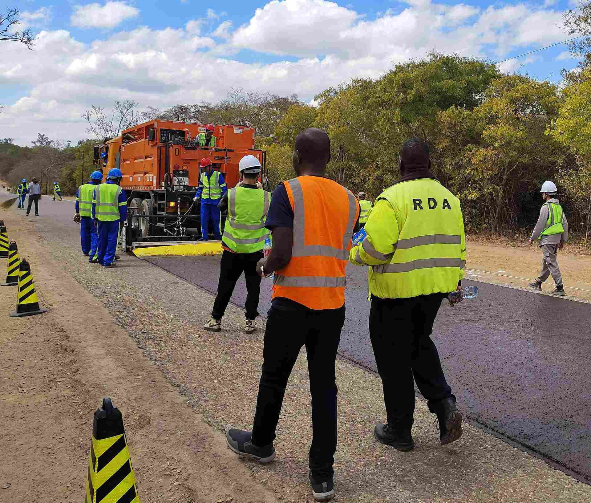 赞比亚微表施工第一铺，薄层养护工艺走向非洲！(图3)