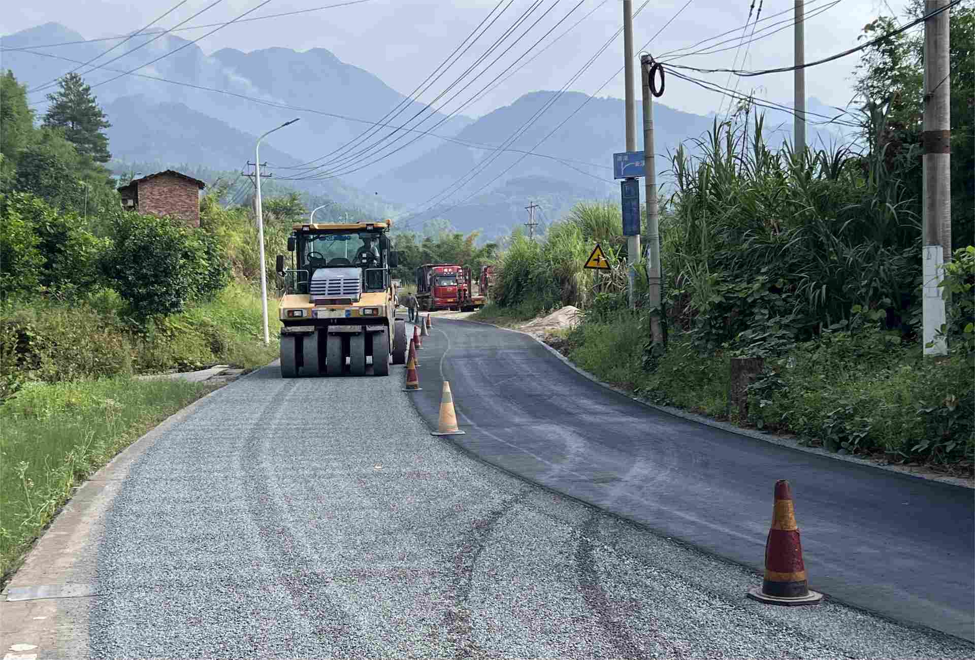 大成集团“抗裂复合封层”试验段顺利完成(图1)