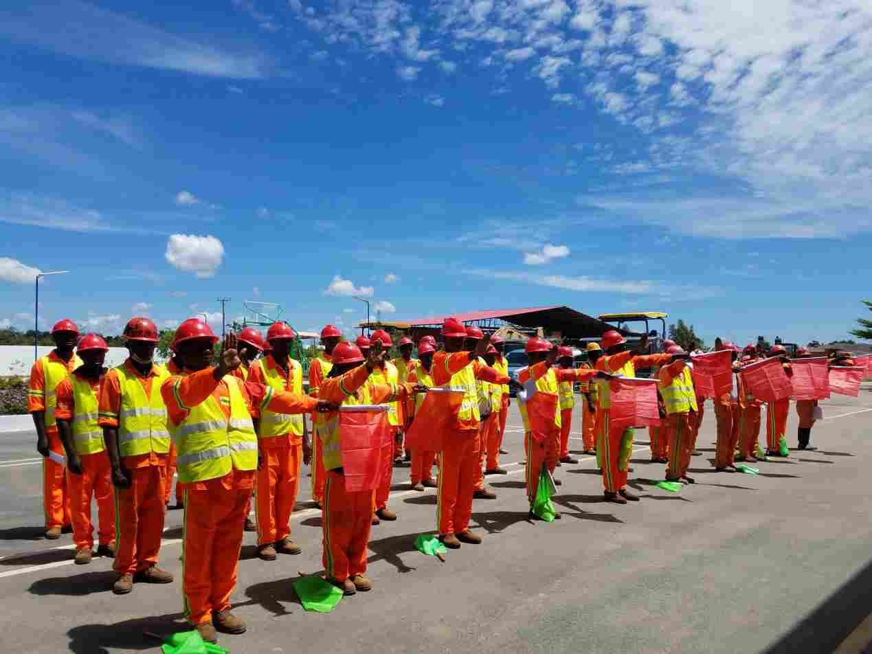 L400二期项目部创新交底方式 践行安全文明施工(图1)